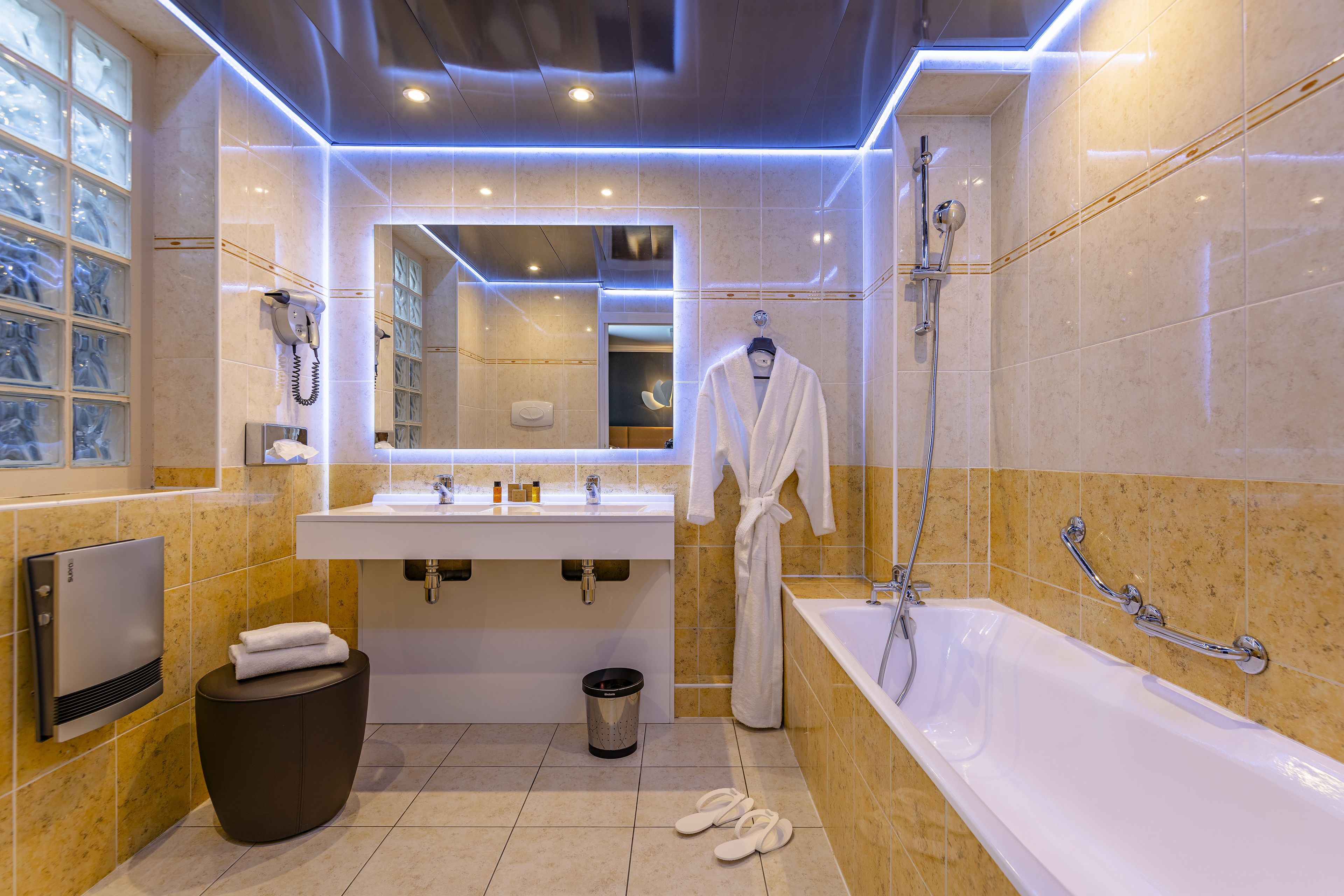 Douche, douche hydromassante, articles de toilette gratuits