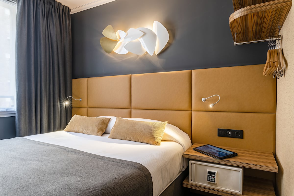 In-room safe, desk, laptop workspace, WiFi (free)