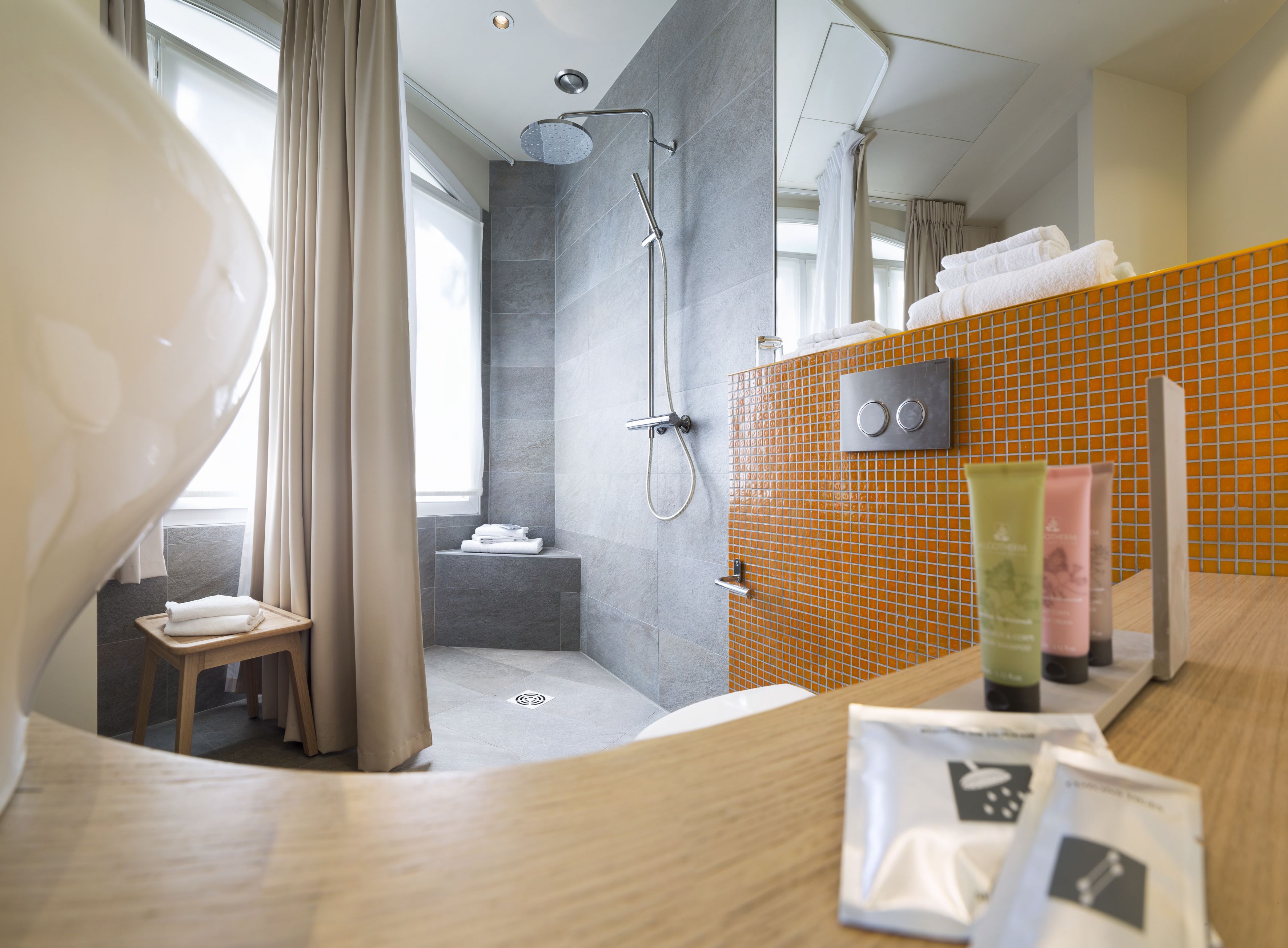 shower, rainfall showerhead, free toiletries, hair dryer