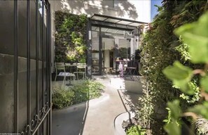 Front of property - Max Hotel (Paris)