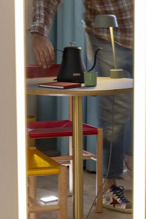 Chambre triple Confort | Literie de qualité, coffre-fort, bureau, rideaux d’obscurcissement