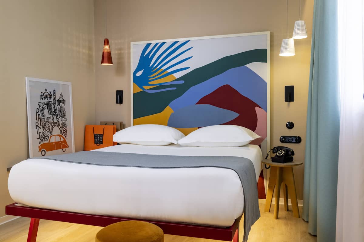 Habitación doble | Ropa de cama de alta calidad, caja fuerte, escritorio y cortinas opacas