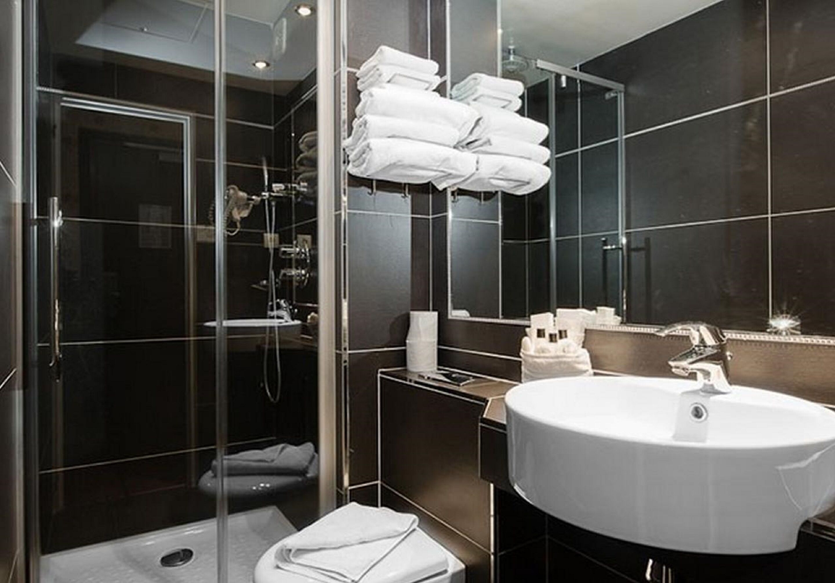 separate bathtub and shower, rainfall showerhead, free toiletries