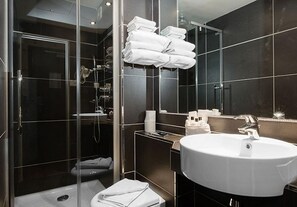 Separate bathtub and shower, rainfall showerhead, free toiletries - Hotel de la Paix (Paris)