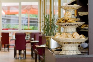 Bữa sáng buffet hàng ngày với phụ phí nhỏ 