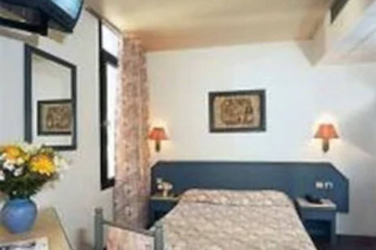 Standard Double Room | Soundproofing, cribs (free), WiFi (free)