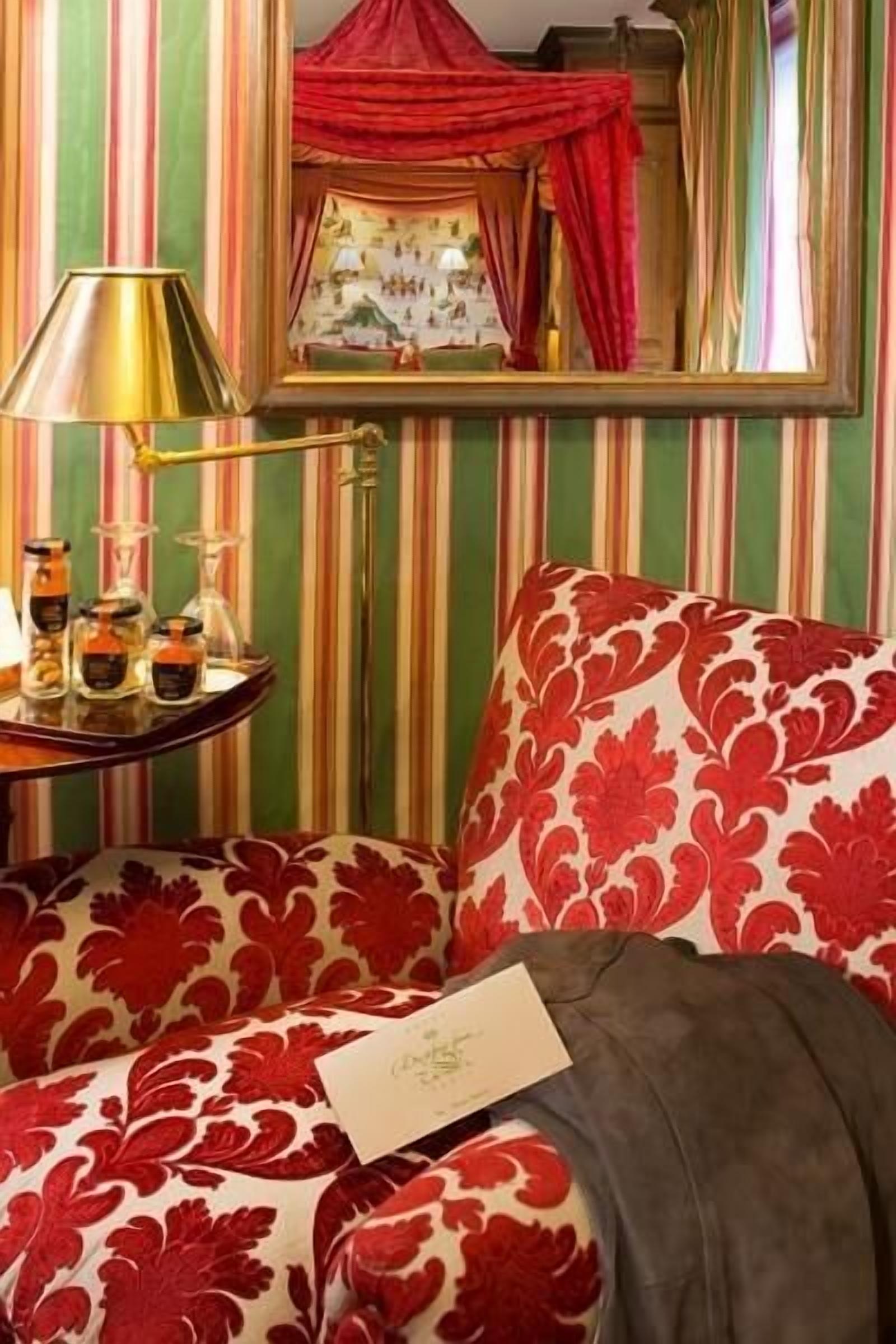 classic double room | in-room safe, individually decorated, individually furnished, desk