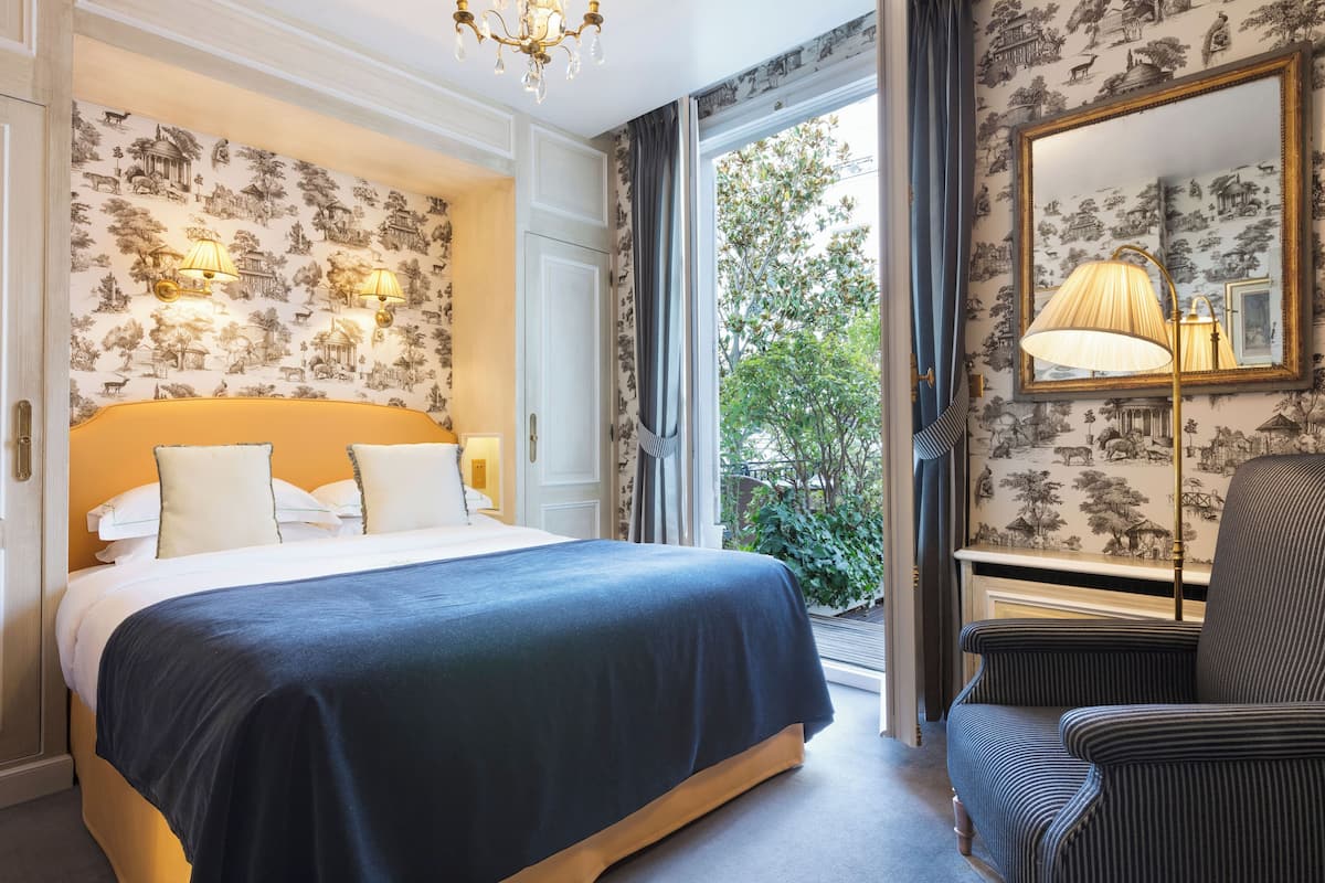 Quarto casal clássico | Cofres nos quartos, individualmente decorados
