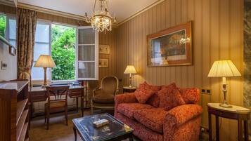 Luksussviitti | Olohuone | 26–tuumainen LED-televisio, jossa kaapelikanavat