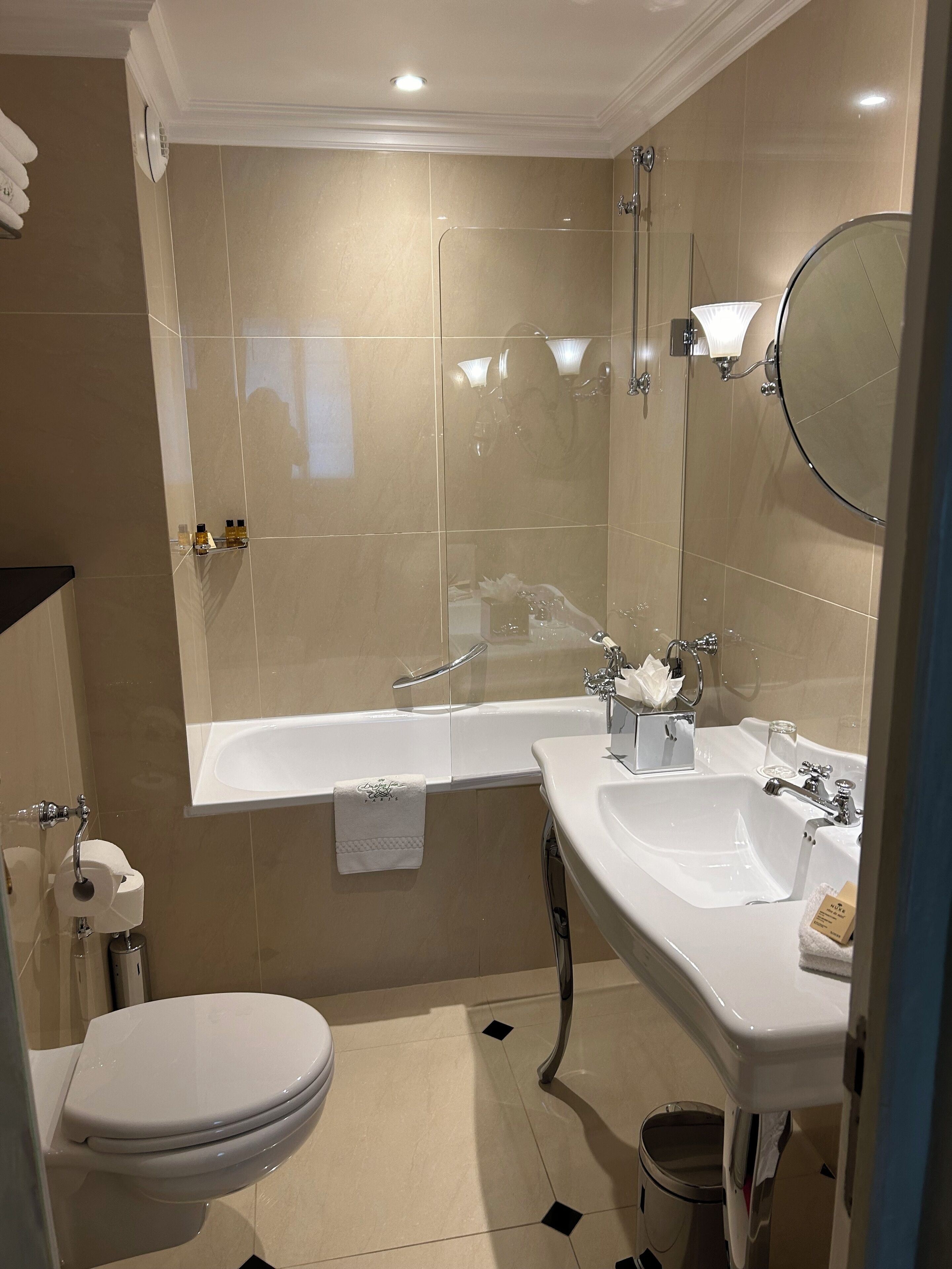 superior double room | bathroom | combined shower/bathtub, deep-soaking bathtub, free toiletries