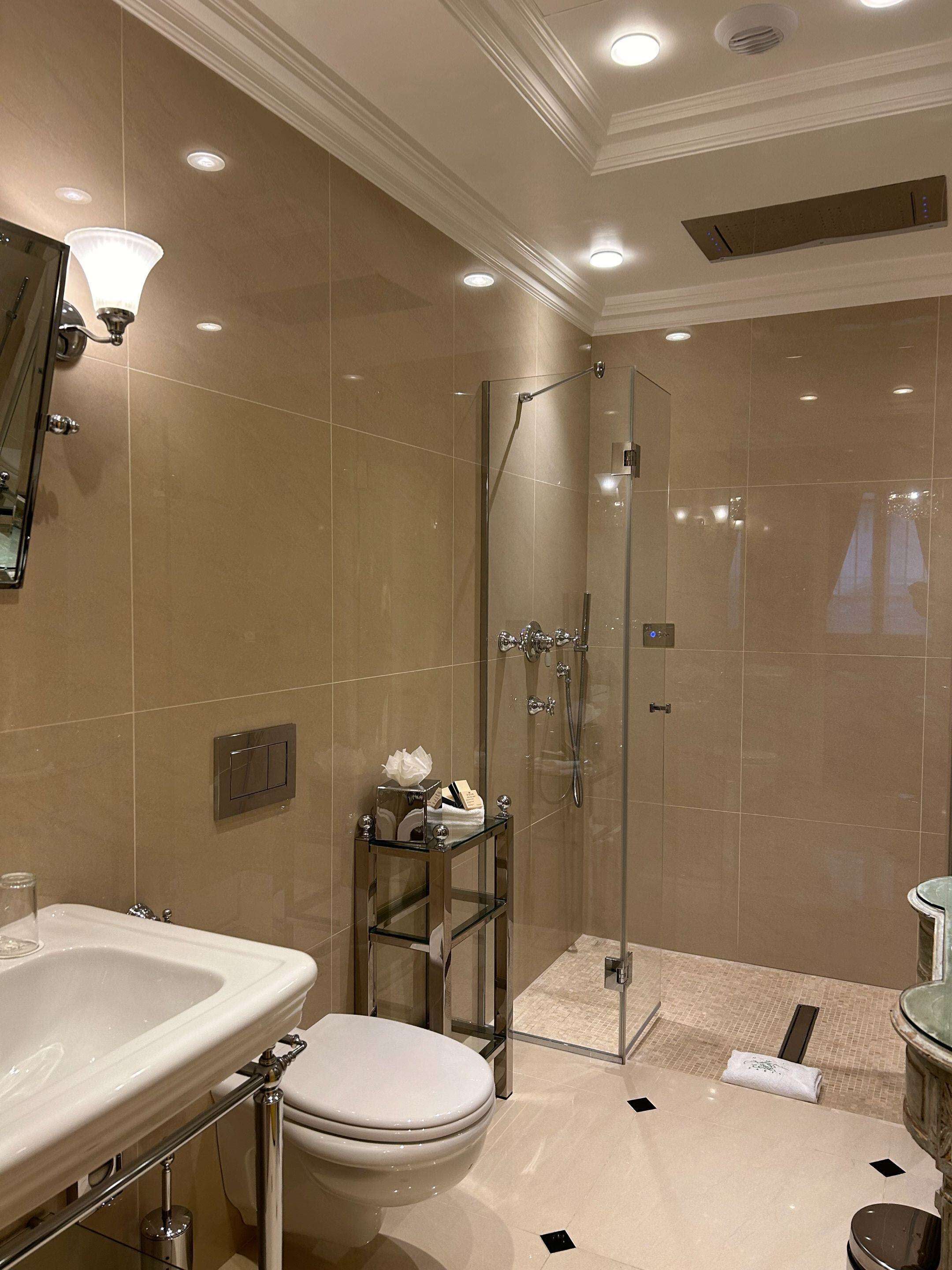 luxury suite | bathroom | combined shower/bathtub, deep-soaking bathtub, free toiletries