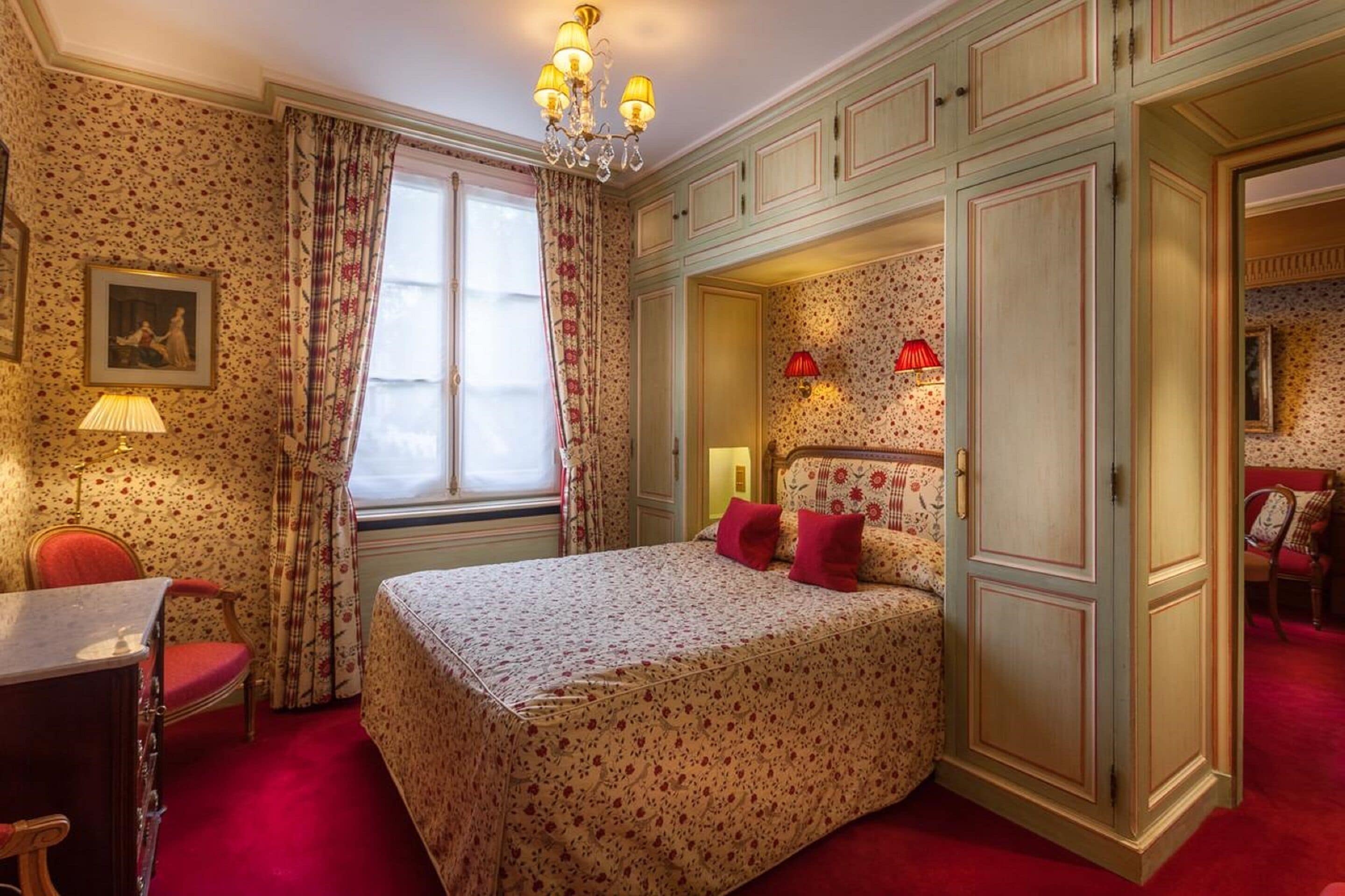 Une chambre avec un lit, un bureau, une chaise et une armoire.