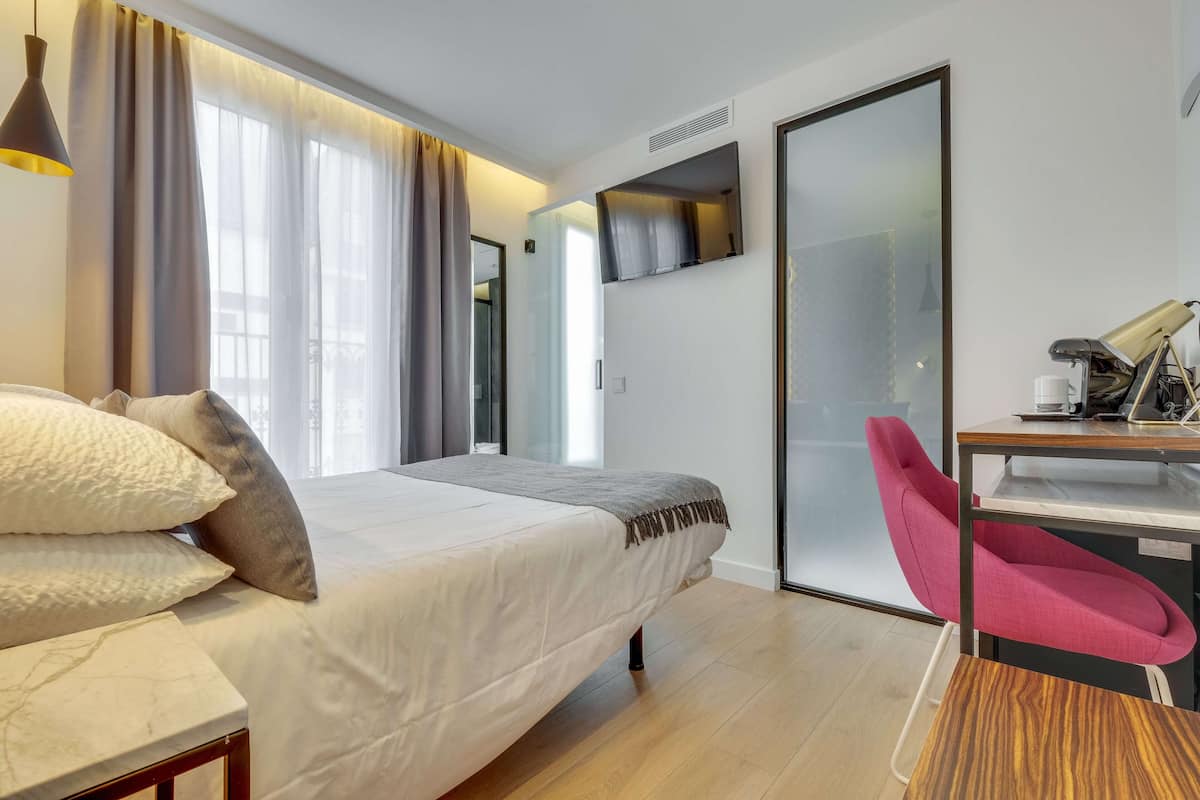 Quarto casal premium | 1 quarto, roupas de cama premium, frigobar, cofres nos quartos
