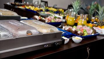 Café da manhã com buffet todos os dias (EUR 14 por pessoa)