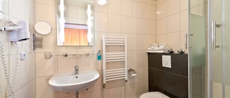 Ducha, artículos de tocador gratuitos, secador de pelo, toallas