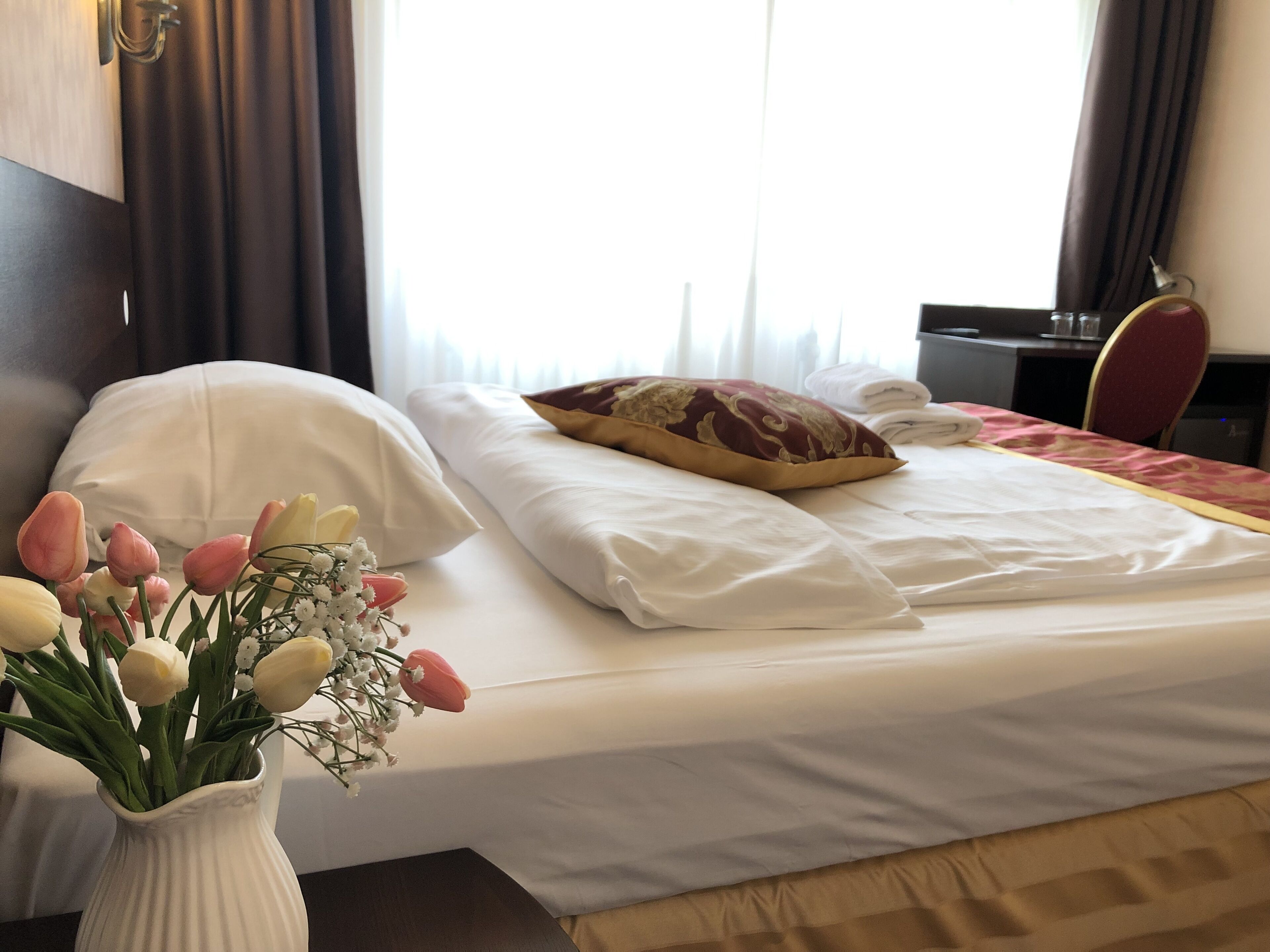 Hypo-allergenic bedding, minibar, in-room safe, desk