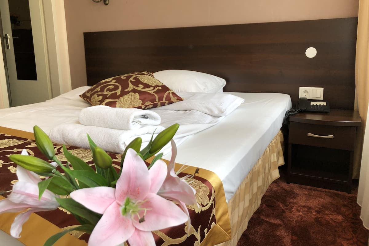 Single Room | Hypo-allergenic bedding available, minibar, in-room safe, desk