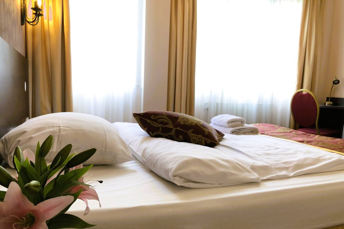 Hypo-allergenic bedding, minibar, in-room safe, desk