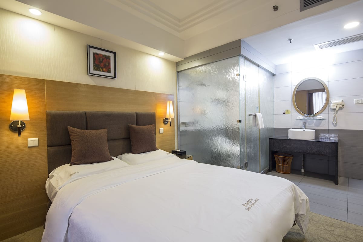 Deluxe King Room | In-room safe, desk, blackout drapes, iron/ironing board (on request)