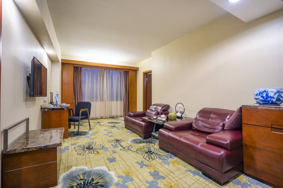 Superior Deluxe Suite | Living area | LCD TV