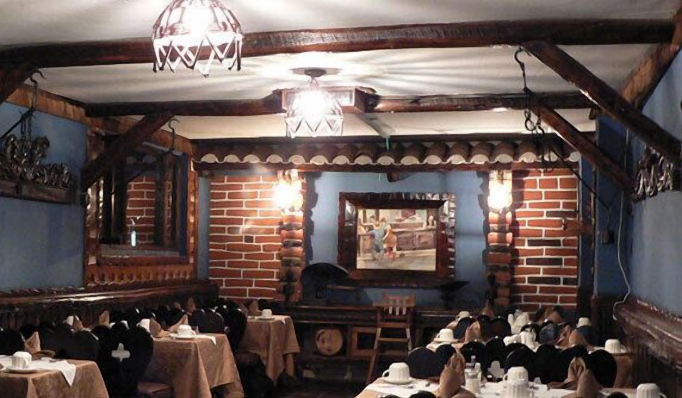 breakfast, lunch, dinner served; international cuisine