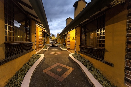 Patio. Hotel Rumipamba de las Rosas