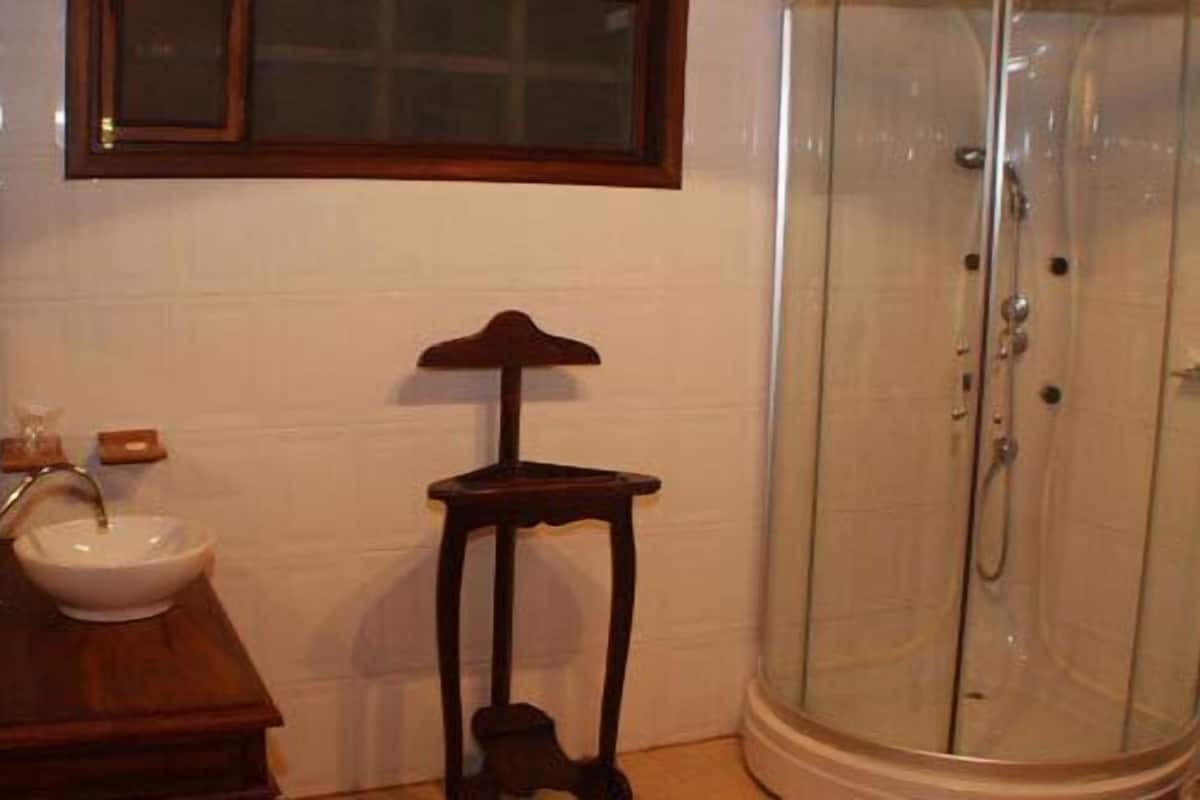 standard single room | bathroom | free toiletries, towels