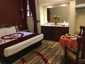 In-room safe, desk, soundproofing, free WiFi - San Francisco Plaza Hotel (Guadalajara)