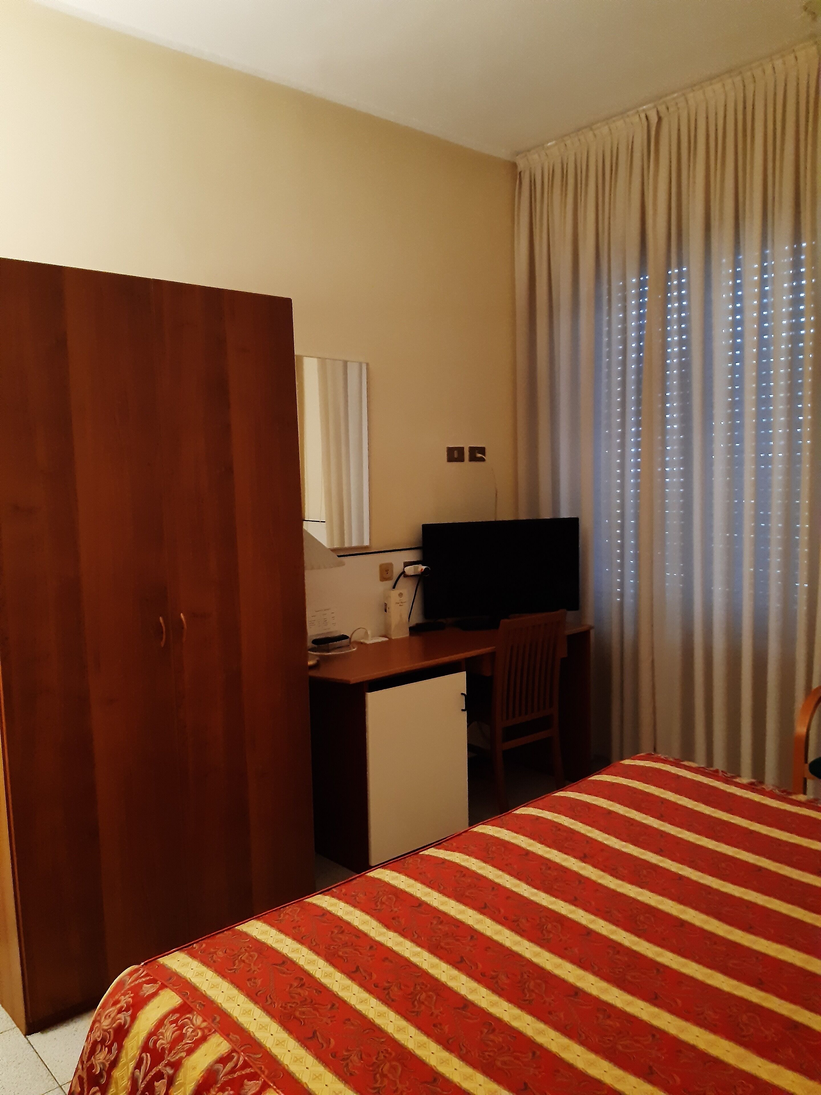 standard double room | minibar, in-room safe, iron/ironing board, free wifi