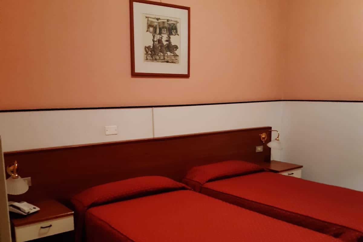 Kamar Twin Standar | Minibar, brankas, setrika/meja setrika, dan Wi-Fi gratis