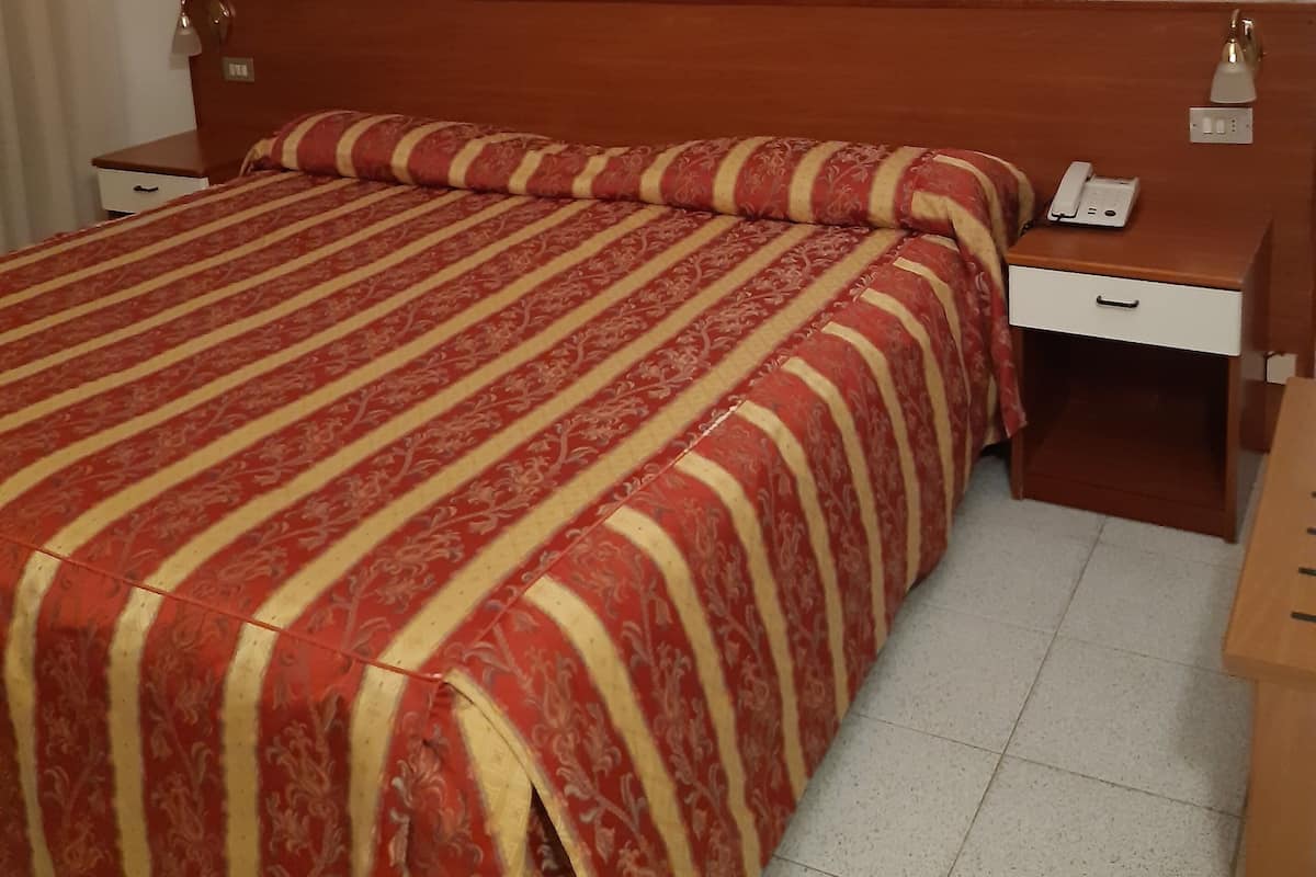 Kamar Double Standar | Minibar, brankas, setrika/meja setrika, dan Wi-Fi gratis