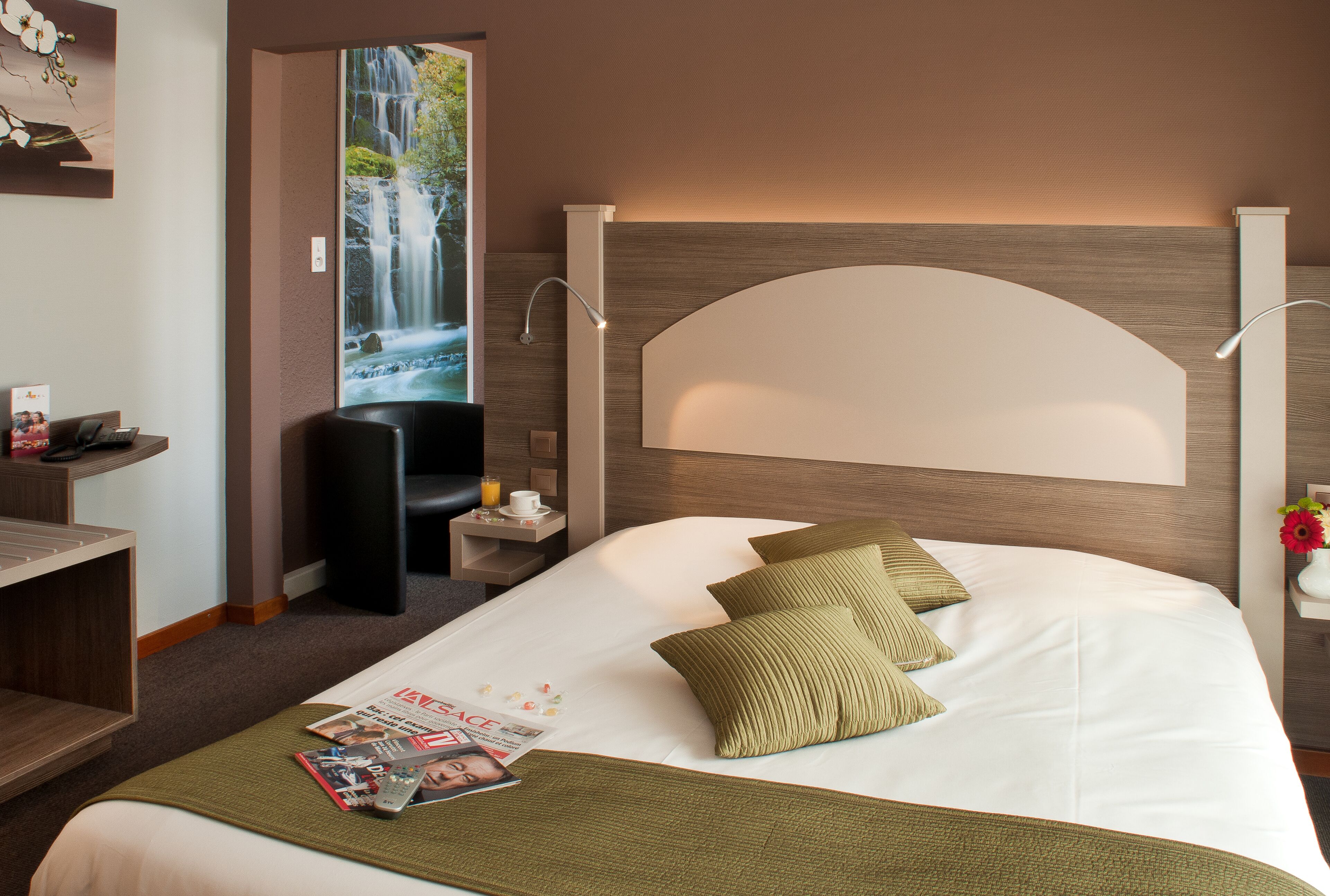 Literie de qualité supérieure, bureau, rideaux occultants