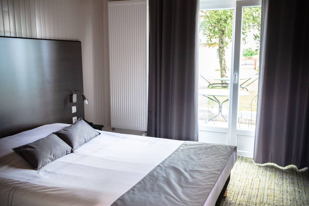 Dobbeltrom – signature, 1 queensize-seng | Sengetøy av topp kvalitet, skrivebord, blendingsgardiner og lydisolert