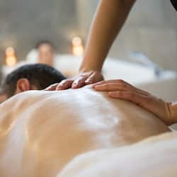 Salas de tratamiento para parejas, un sauna, una bañera de hidromasaje
