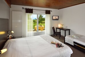 Sengetøy av topp kvalitet, skrivebord, blendingsgardiner og lydisolert