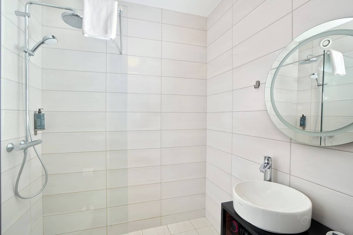 Perlengkapan mandi gratis, pengering rambut, dan handuk