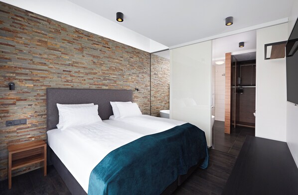 Suite | Literie hypoallergénique, coffre-fort, bureau, rideaux d’obscurcissement