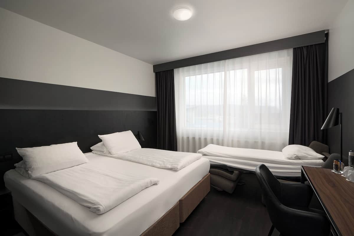 Kamar Triple Standar | Seprai antialergi, brankas, meja kerja, dan tirai kedap cahaya