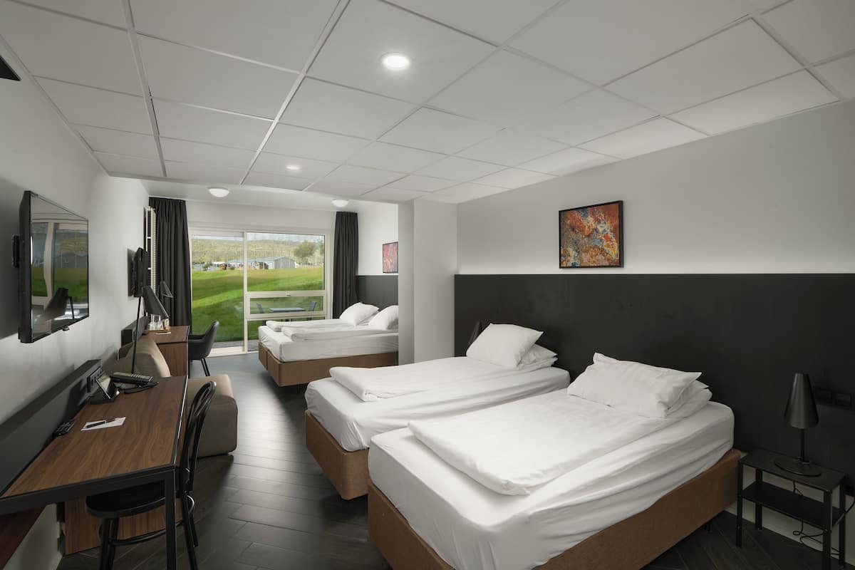 Kamar Keluarga | Seprai antialergi, brankas, meja kerja, dan tirai kedap cahaya