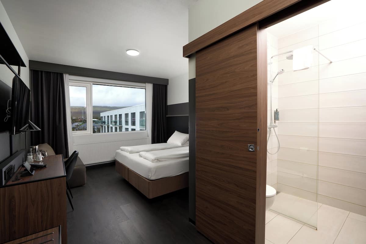 Kamar Triple Standar | Seprai antialergi, brankas, meja kerja, dan tirai kedap cahaya