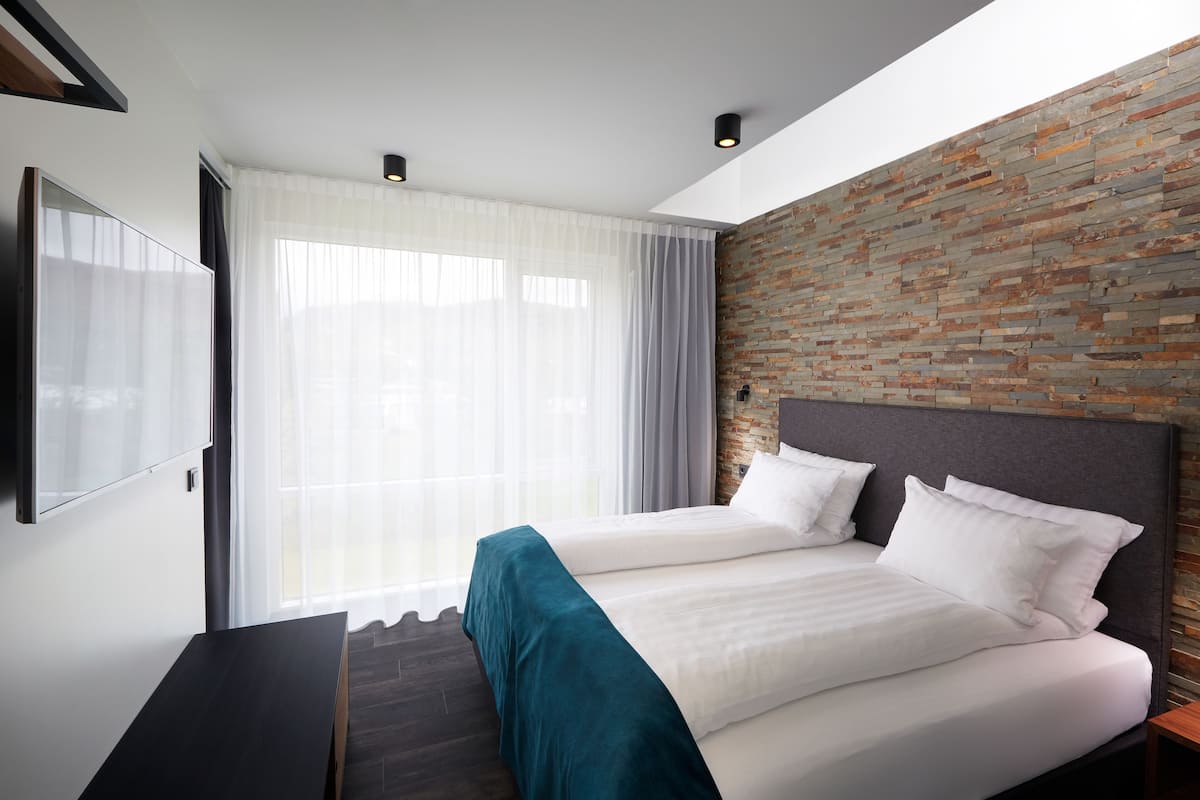 Suite | Seprai antialergi, brankas, meja kerja, dan tirai kedap cahaya