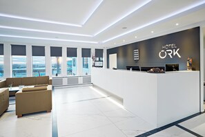 Lobby-lounge