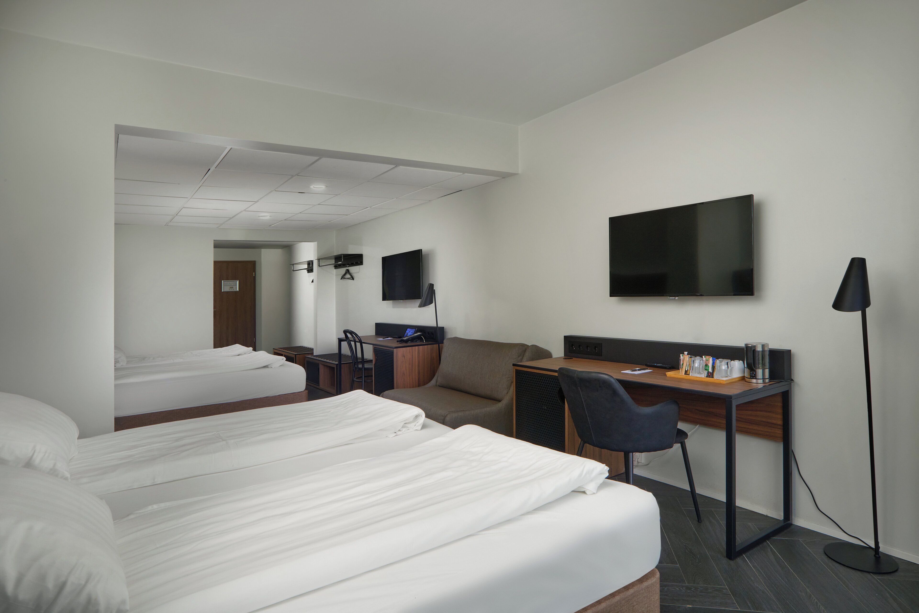 Habitación familiar | Ropa de cama hipoalergénica y caja de seguridad en la habitación 