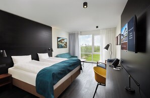 防敏寢具、房內夾萬、書桌、遮光窗簾/窗簾