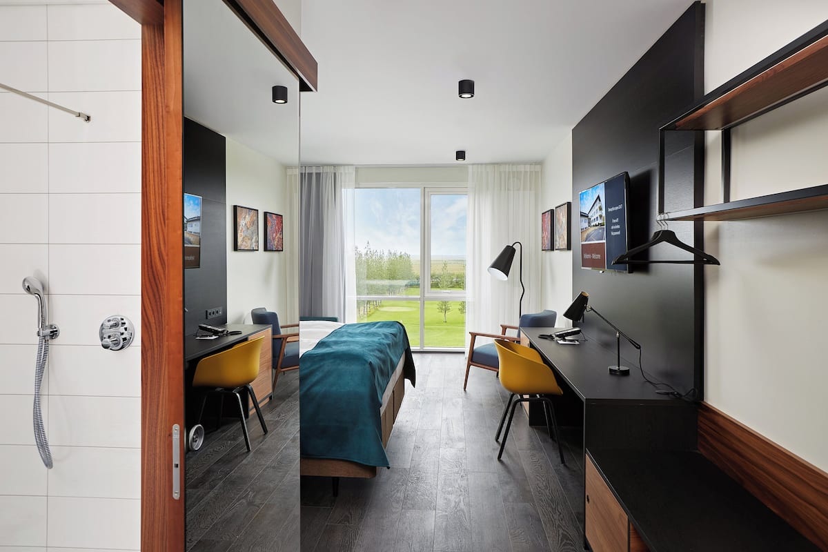 Seprai antialergi, brankas, meja kerja, dan tirai kedap cahaya