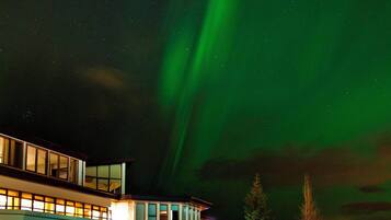 Una piscina al aire libre, una piscina climatizada, tumbonas