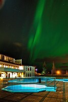 Una piscina al aire libre, una piscina climatizada, tumbonas