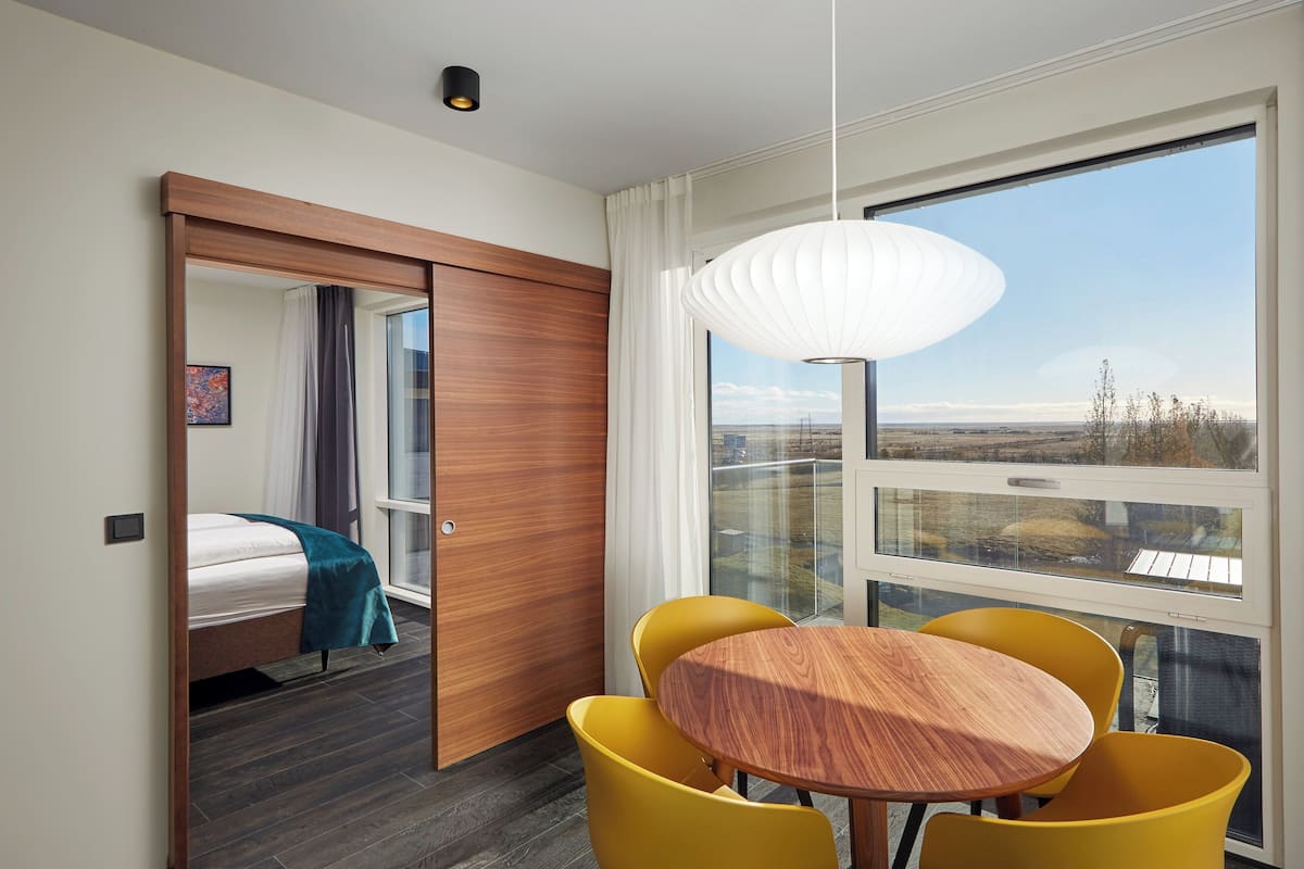 Suite Junior | Seprai antialergi, brankas, meja kerja, dan tirai kedap cahaya