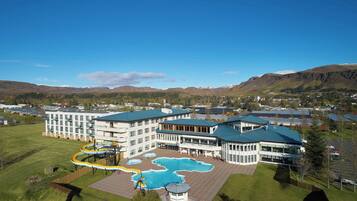 Utomhuspool, uppvärmd pool och solstolar