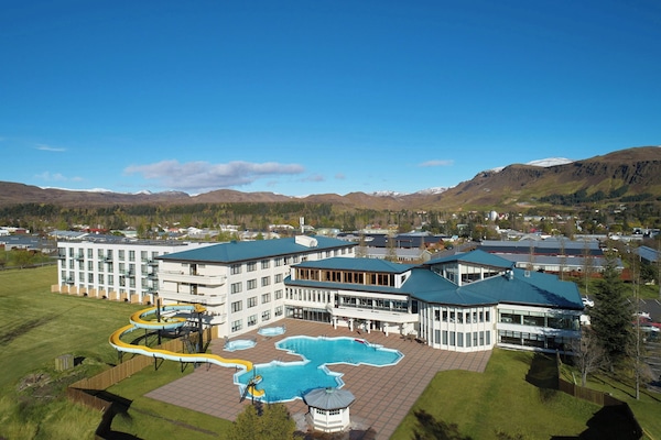 Outdoor pool, a heated pool, open 7:00 AM to 10:00 PM, sun loungers